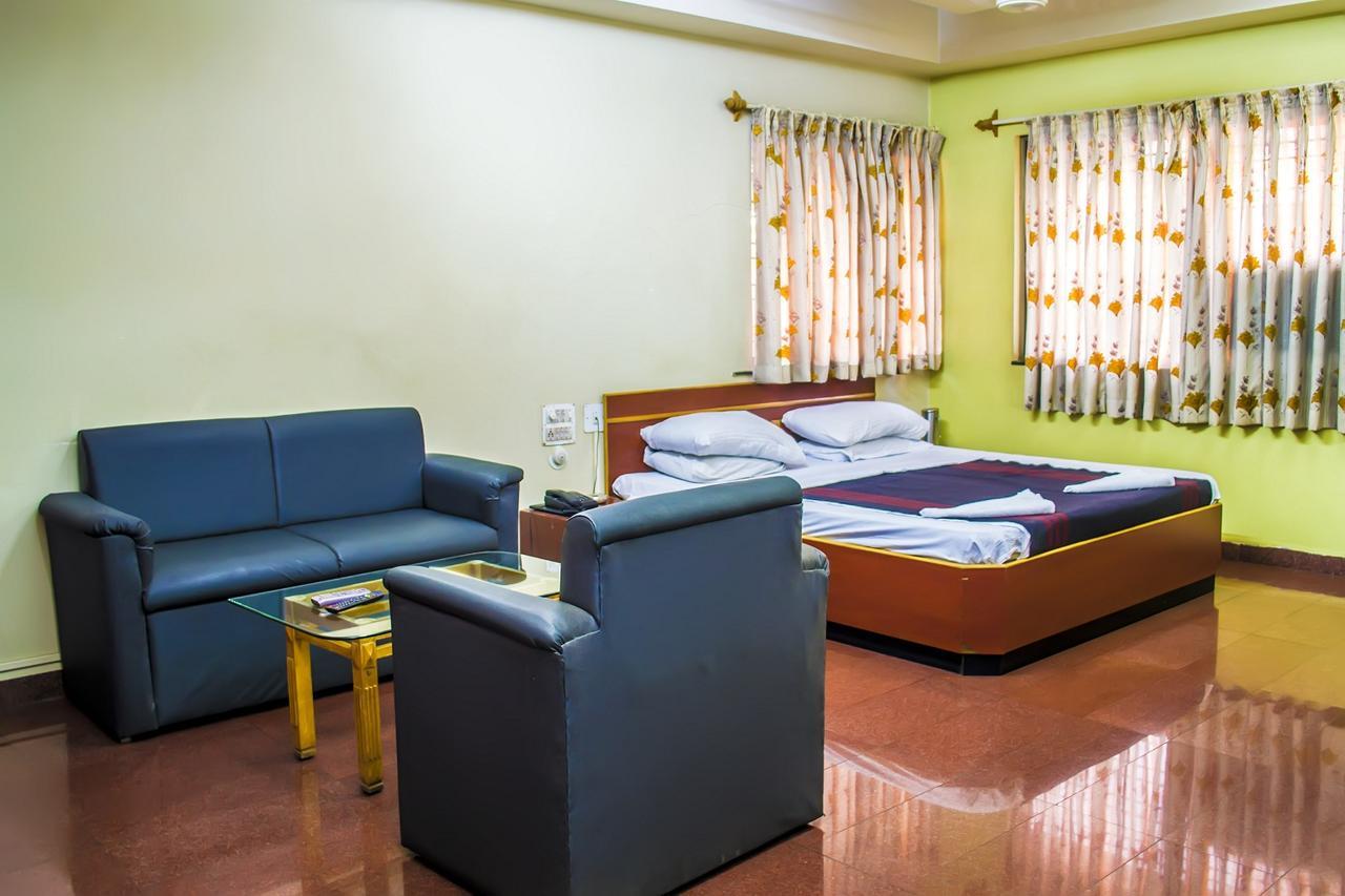Hotel Sai Prasad Kolhapur Bagian luar foto