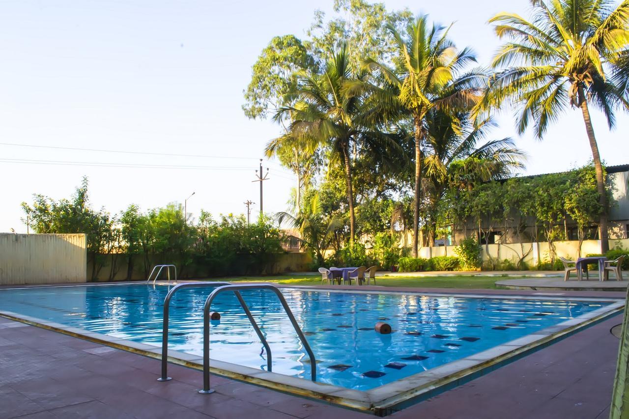 Hotel Sai Prasad Kolhapur Bagian luar foto